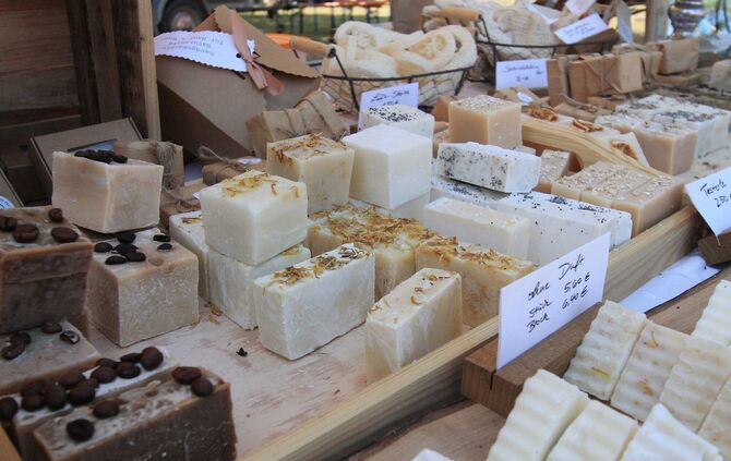 Handgemachte Seifen und Naturkosmetik auf dem Naturparkmarkt in Lorch.