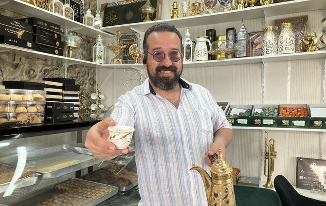 Motaz Alghazouli serviert dem Gast einen traditionellen syrischen Kaffee mit Gewürzen.