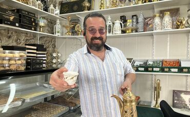 Motaz Alghazouli serviert dem Gast einen traditionellen syrischen Kaffee mit Gewürzen.