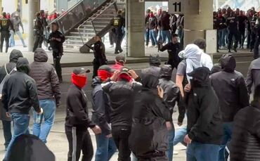 Vor dem Spiel des FC Bayern gegen den VfB Stuttgart kam es zu einer Schlägerei zwischen rivalisierenden Fans.