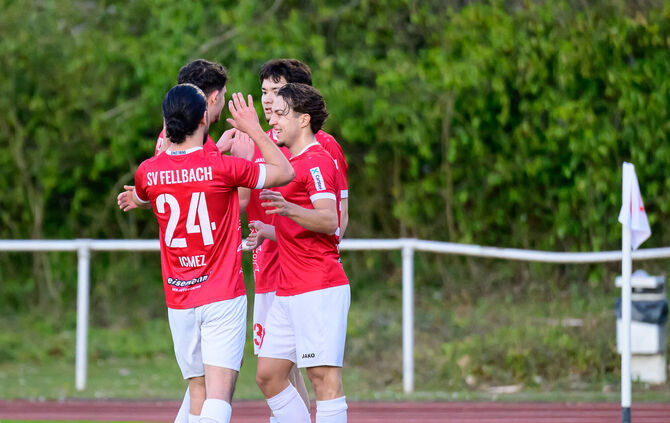 Der SV Fellbach um Traumtorschütze Torben Hohloch (rechts) holte gegen Friedrichshafen nach drei Niederlagen am Stück wieder ein