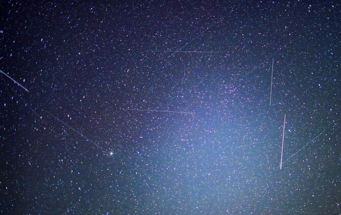 Erdnahe Satelliten sind auf Langzeitbelichtungen als Lichtspuren zu erkennen. Das bayerische Start-Up Mynaric baut Laserfunkterm