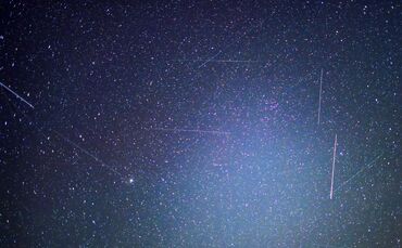 Erdnahe Satelliten sind auf Langzeitbelichtungen als Lichtspuren zu erkennen. Das bayerische Start-Up Mynaric baut Laserfunkterm