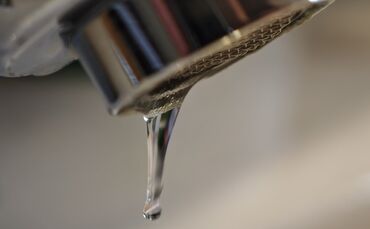 Kommt künftig häufiger aus Kaisersbach: Trinkwasser aus den Leitungen in der Gemeinde.