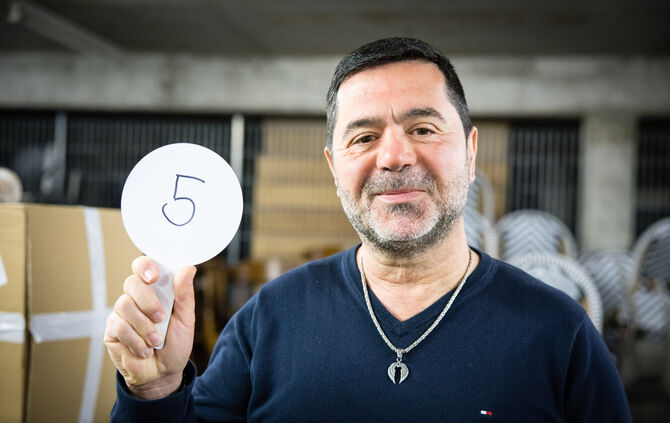 Hasan Mildan bietet bei der Versteigerung in Fellbach mit.