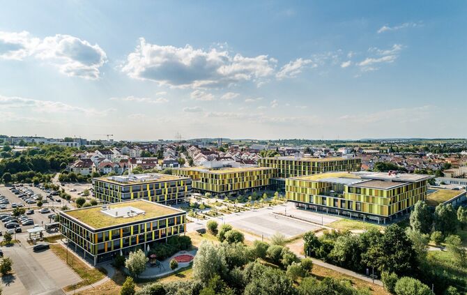 Auf der Freifläche zwischen Verwaltungsgebäude (links) und Hauptgebäude (rechts) findet das Bildungszentrum für Gesundheitsberuf