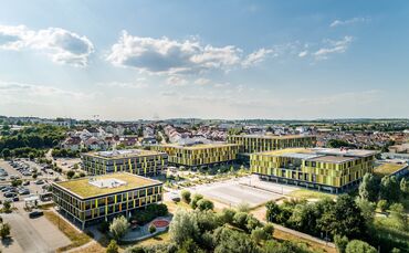 Auf der Freifläche zwischen Verwaltungsgebäude (links) und Hauptgebäude (rechts) findet das Bildungszentrum für Gesundheitsberuf