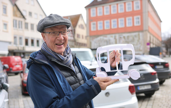 Hugo Gabele mit einem Modell von LiMo, mit Kabine und Fahrgestell.