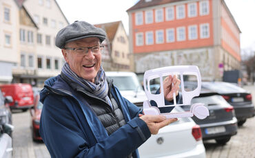 Hugo Gabele mit einem Modell von LiMo, mit Kabine und Fahrgestell.