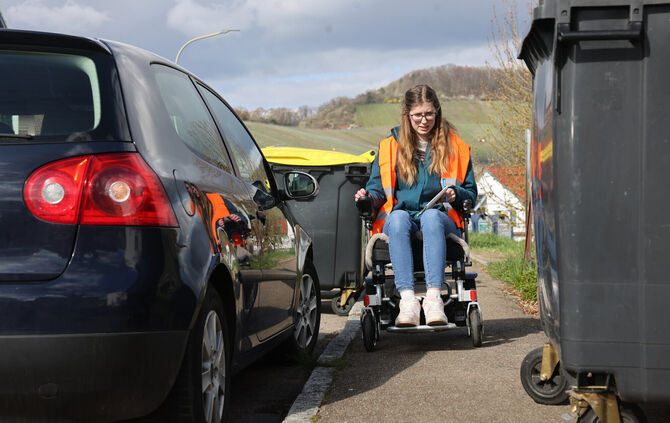 Korb-Reporterin Lynn Nagy (29) an der vielleicht schwierigsten Stelle auf der Test-Tour in der Beinsteiner Straße, Höhe Hausnumm