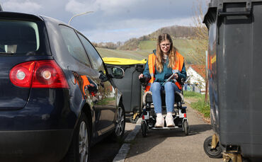 Korb-Reporterin Lynn Nagy (29) an der vielleicht schwierigsten Stelle auf der Test-Tour in der Beinsteiner Straße, Höhe Hausnumm