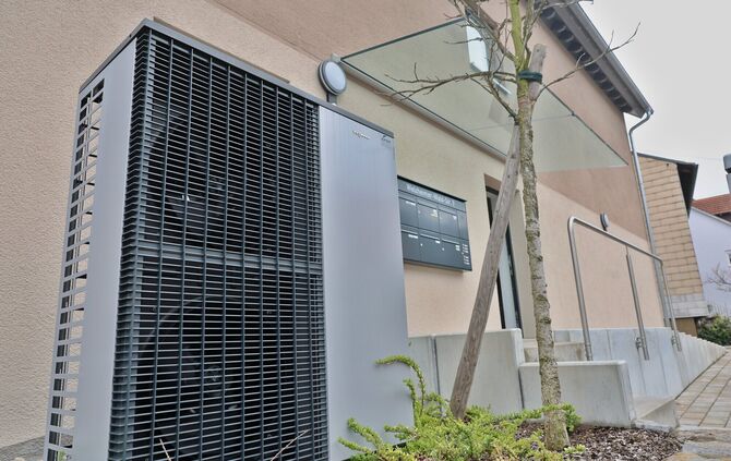 Immer häufiger in Vorgärten zu sehen: Wärmepumpen.