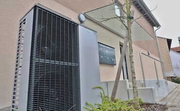 Immer häufiger in Vorgärten zu sehen: Wärmepumpen.