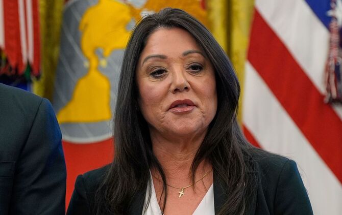 US-Präsident Trump spricht mit Reportern im Oval Office