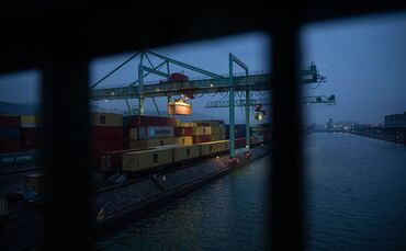 Am deutlichsten spüren Unternehmen aktuell die steigenden Fracht- und Transportkosten. (Archivbild)