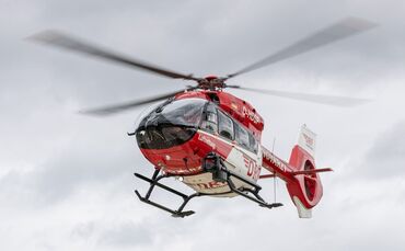 Zur Unfallstelle fliegt auch ein Rettungshubschrauber. (Symbolbild)
