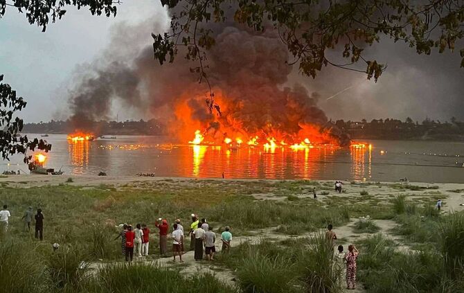 Großfeuer in Hafen in Myanmar