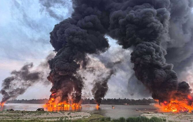 Großfeuer in Hafen in Myanmar
