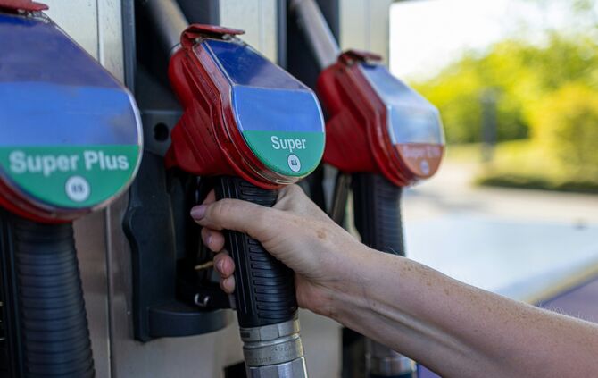 Der bisher unbekannte Täter bedrohte einen Mitarbeiter der Tankstelle mit einem Küchenmesser (Symbolfoto).