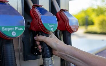Der bisher unbekannte Täter bedrohte einen Mitarbeiter der Tankstelle mit einem Küchenmesser (Symbolfoto).