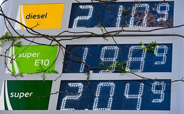 Am Vormittag ist Sprit deutlich billiger als am Nachmittag - E10 gibt es dann teilweise für weniger als 2 Euro. (Archivbild)