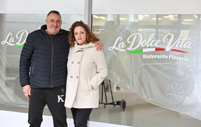Nico und Patrizia Brizzi vor dem Eingang des neuen Restaurants in Waiblingen.