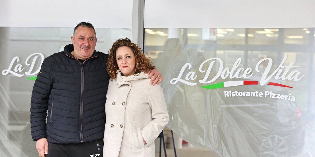 Nico und Patrizia Brizzi vor dem Eingang des neuen Restaurants in Waiblingen.