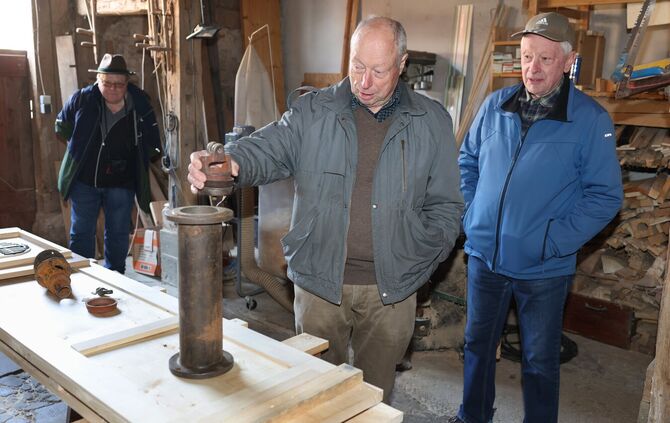 Rolf Schön, Dieter Schäfer und Hans Tränkle (v. l.) zeigen die restaurierten und neu angefertigten Teile des alten Brunnens.