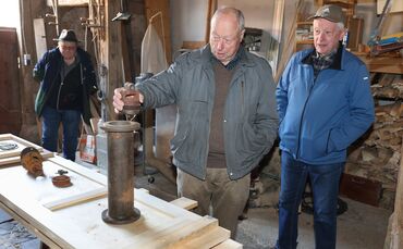 Rolf Schön, Dieter Schäfer und Hans Tränkle (v. l.) zeigen die restaurierten und neu angefertigten Teile des alten Brunnens.