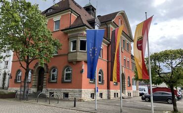 Plüderhausen hat für die ungarischen Austausschüler das Rathaus beflaggt.