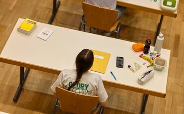 Gleich geht's los: Eine Welzheimer Schülerin kurz vor dem Beginn ihrer schriftlichen Abiturprüfung.