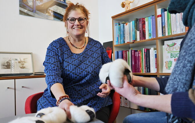 Verhaltenstherapeutin Karin Volk erklärt, weshalb so viele Menschen im Handarbeiten Ruhe finden.