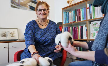 Verhaltenstherapeutin Karin Volk erklärt, weshalb so viele Menschen im Handarbeiten Ruhe finden.
