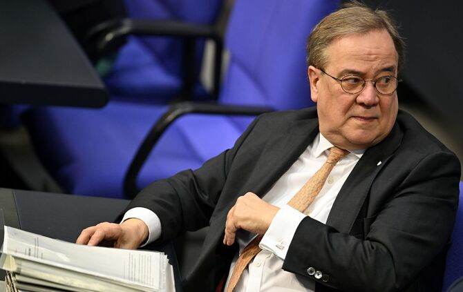 Armin Laschet im Plenarsaal des Bundestags - inzwischen trägt er eine Armstütze (Archivfoto)