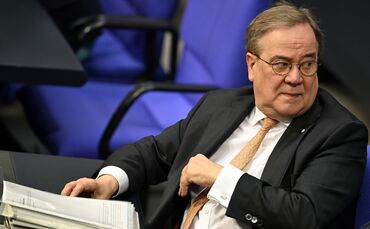 Armin Laschet im Plenarsaal des Bundestags - inzwischen trägt er eine Armstütze (Archivfoto)