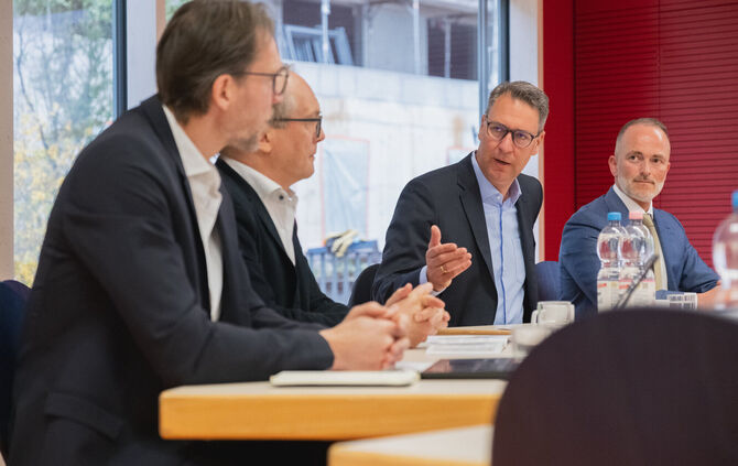 Landrat und RMK-Aufsichtsratsvorsitzender Dr. Richard Sigel (Mitte) erläuterte bei einem Pressegespräch zusammen mit RMK-Geschäf