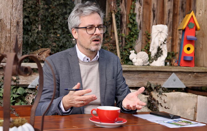 Michael Clauss beim Gespräch mit der Welzheimer Zeitung in Cronhütte.
