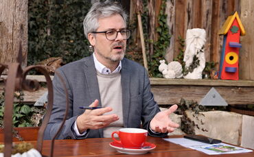 Michael Clauss beim Gespräch mit der Welzheimer Zeitung in Cronhütte.