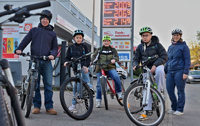 Wie geht es Schulkindern, die zum Schulzentrum in Benzach radeln? Redakteur Bernd Klopfer und Stadträtin Uta Heß haben die Strec