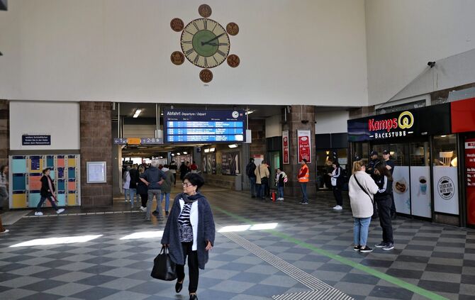 Die Mitarbeiter der DB AG wollten einen Mann des Bahnhofs verweisen. Daraus entwickelte sich eine Auseinandersetzung (Symbolfoto