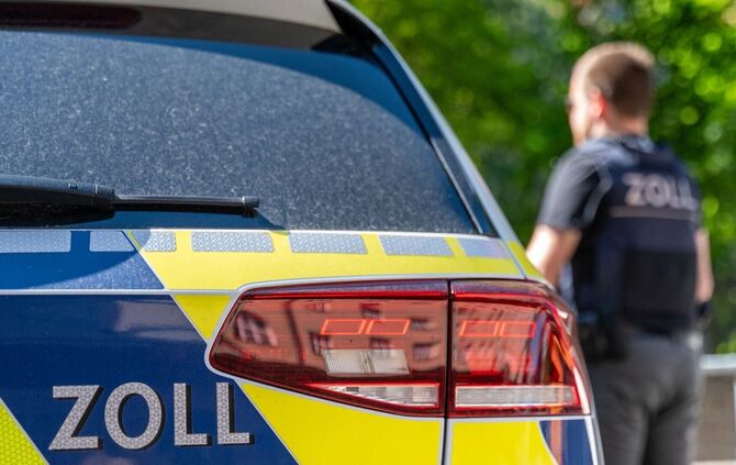 In einem Fernreisebus werden die Zollbeamten fündig. (Symbolbild)