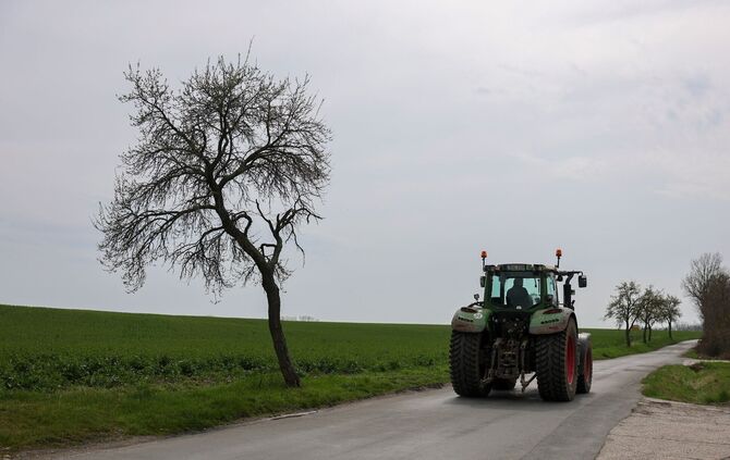 Teurer Sprit für die auf Feldern benötigten Maschinen belastet Obst- und Gemüsebauern. (Archivbild)