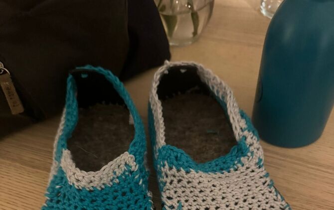 In Gemeinschaft selbst gehäkelte Schuhe herstellen kann man in der Upcycling- Nähstube von "das Wohnzimmer".