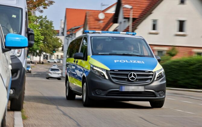 Ein Polizeifahrzeug auf der Paulinenstraße.