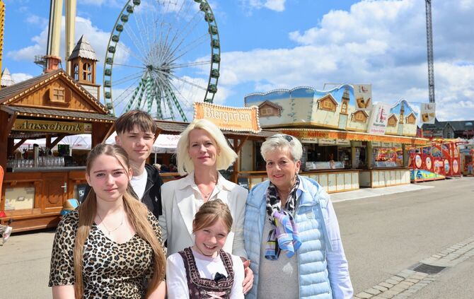 Linda Brandl (rechts) mit Sissi Götschel und deren Kindern Sophia (links), Simon und Madeleine (Mitte).