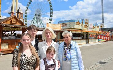 Linda Brandl (rechts) mit Sissi Götschel und deren Kindern Sophia (links), Simon und Madeleine (Mitte).