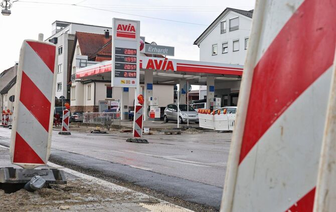 Baustelle in der Goothilf-Bayh-Straße in Schmiden: Viele Autofahrer nutzen die Tankstelle der Familie Erhardt als Abkürzung.