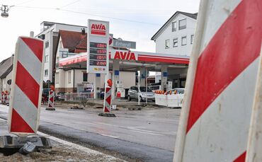 Baustelle in der Goothilf-Bayh-Straße in Schmiden: Viele Autofahrer nutzen die Tankstelle der Familie Erhardt als Abkürzung.