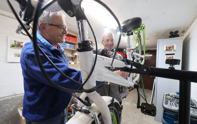 Peter Schwabe und Jürgen Steininger (r.) schauen vor allem darauf, dass die Räder verkehrstüchtig, sicher sind.