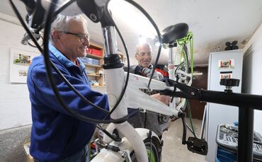 Peter Schwabe und Jürgen Steininger (r.) schauen vor allem darauf, dass die Räder verkehrstüchtig, sicher sind.